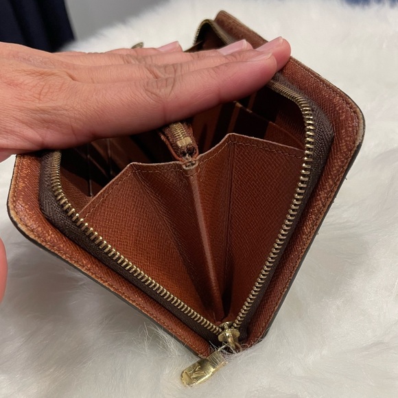 Authentic Louis Vuitton Large Zip Around Wallet | TH1020 - Picture 6 of 15